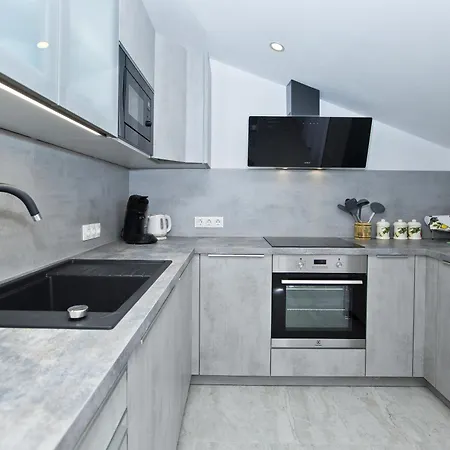 Divkovic アパート フヴァル